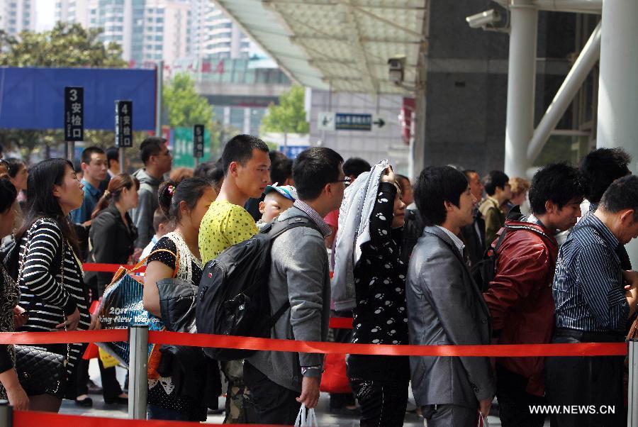 Passengers line up as they wait to enter Shanghai Railway Station in Shanghai, east China, April 28, 2013. China sees a travel rush around the country as the three-day May First national holiday comes around the corner. (Xinhua/Ding Ting)