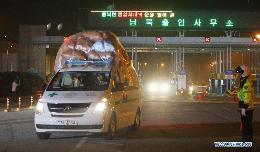 South Korean vehicles carrying South Koreans and fully loaded with goods and products brought back from the Kaesong industrial complex arrive at the customs, immigration and quarantine office in Paju, north of Seoul, South Korea, Tuesday, April 30, 2013. The Democratic People's Republic of Korea (DPRK) on Monday allowed all but seven South Koreans to return home from the Kaesong joint industrial park. The 43 South Koreans had entered the South Korean territory by bus on early morning of April 30. (Xinhua/Yao Qilin)