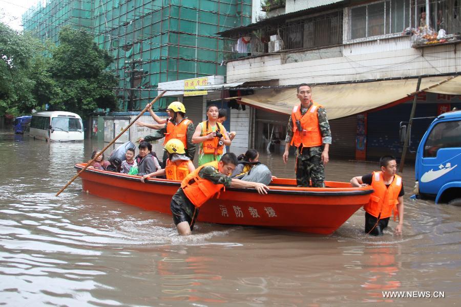 Rescuers evacuate residents stranded by floods in Guilin City, southwest China's Guangxi Zhuang Autonomous Region, April 30, 2013. Heavy rainfall hit Guangxi on April 29, making house damaged and causing floods and road cave-ins as well. (Xinhua/Fu Xingxue)