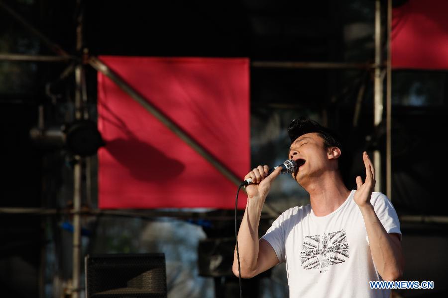Singer Li Quan performs at the 5th Strawberry Music Festival at the Tongzhou Canal Park in Beijing, capital of China, April 30, 2013. The three-day festival kicked off here on April 29, involving some 160 performing teams from at home and abroad. (Xinhua/Bi Xiaoyang)
