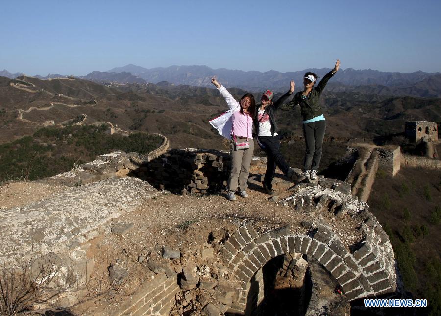 Tourists visit the Gubeikou section of the Great Wall during the three-day May Day holidays in Miyun County of Beijing, capital of China, April 30, 2013. (Xinhua/Bu Xiangdong)