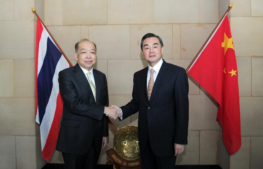 Thai Foreign Minister Surapong Tovichakchaikul (L) shakes hands with Chinese Foreign Minister Wang Yi before attending a press conference in Bangkok, capital of Thailand, May 1, 2013. (Xinhua/Gao Jianjun)