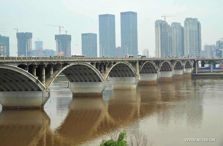 Photo taken on May 2, 2013 shows high water level under the Juzizhou Bridge on the Xiangjiang River in Changsha, capital of central China's Hunan Province. Heavy rain swept Hunan Province from April 29, pushing up the water level of the Xiangjiang River by 0.34 meters within one day to 29.89 meters by 8 a.m. of May 2. (Xinhua/Long Hongtao) 