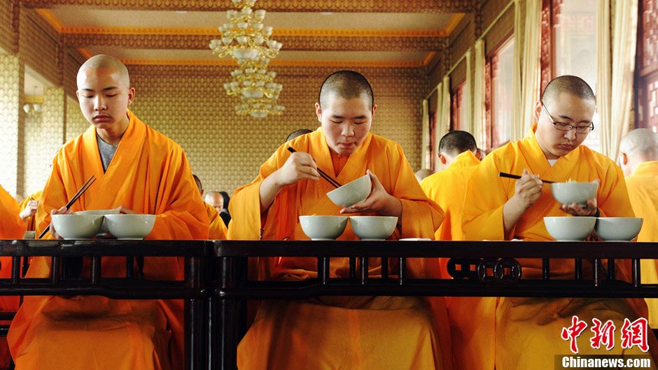 Monks have lunch in Wuguan Hall. (CNS/Liu Zhongjun)
