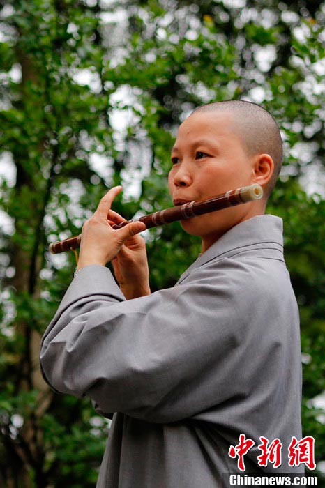 A nun practices bamboo flute. (CNS/Liu Zhongjun)