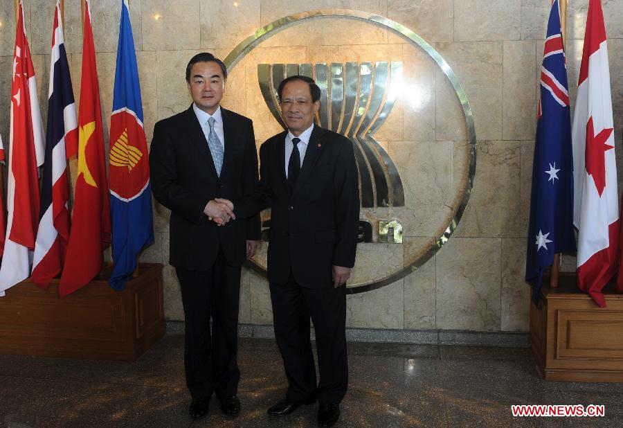 Chinese Foreign Minister Wang Yi (L) meets with ASEAN Secretary-General Le Luong Minh in Jarkata, Indonesia, May 2, 2013. (Xinhua/Jiang Fan)