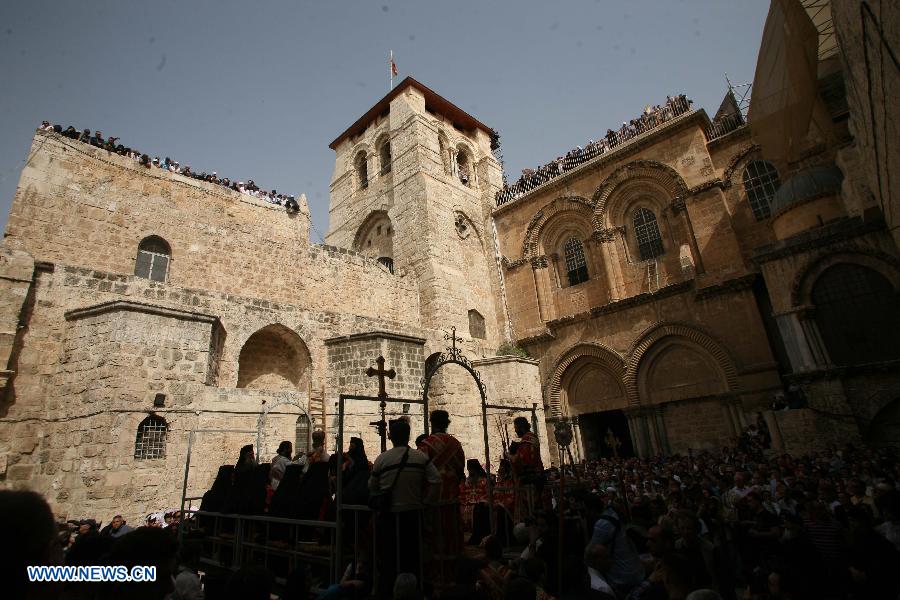 People watch the Greek Orthodox washing of the feet ceremony outside the Church of the Holy Sepulchre in Jerusalem's Old City, on May 2, 2013, ahead of Orthodox Easter. (Xinhua/Muammar Awad)