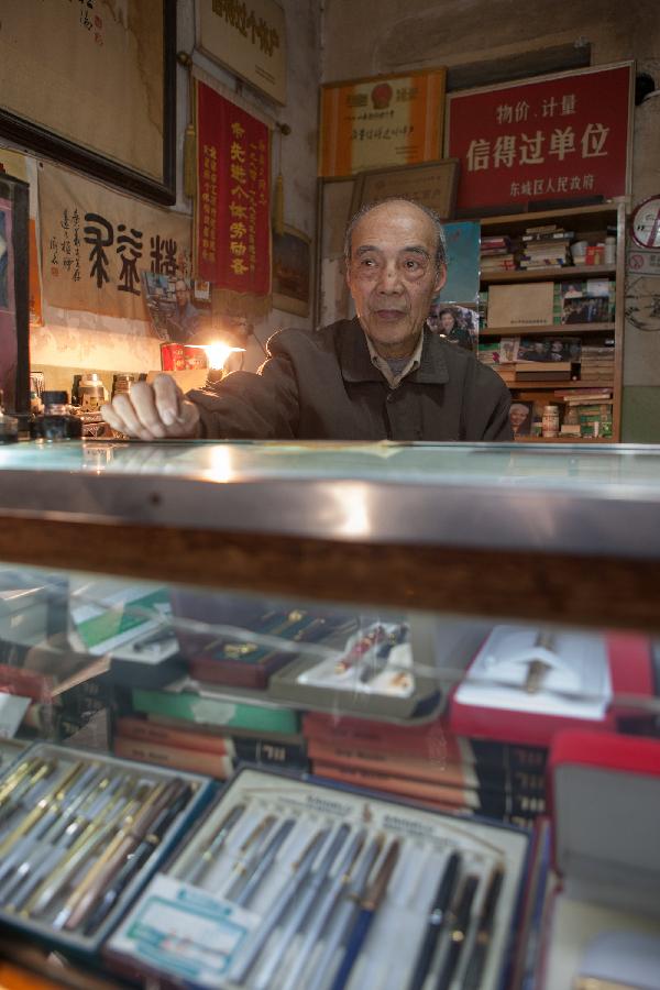 Zhang Guangyi waits for customers at his shop in Beijing, capital of China, April 26, 2013.  (Xinhua/Xu Zijian)