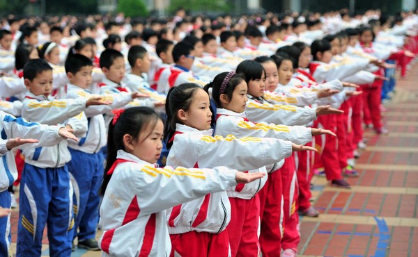 Students practice martial arts during morning exercises for the first time at Jiujiang Primary School in East China’s Jiangxi province on May 3, 2013. The school has choreographed a special set of morning exercises combining traditional martial arts and poetry recitation since the beginning of this spring semester. [Photo/ Xinhua] 