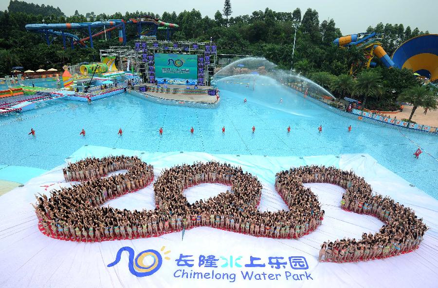 Girls wearing bikinis form a snake-shaped "2013" during a "Ten Thousand People Bikini Show" at the Chimlong Water Park in Guangzhou, capital of south China's Guangdong Province, May 5, 2013. (Xinhua/Liu Dawei) 