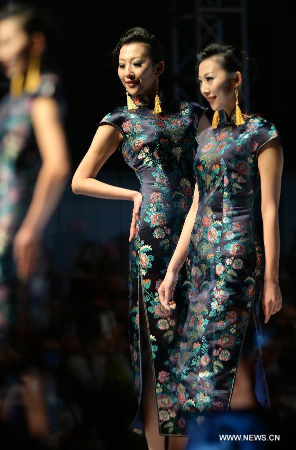 Photo taken on May 5 with multiple exposure camera settings shows a model presenting fashion creation designed by Gao Lixin during the 2013 China (Qingdao) International Fashion Week in Qingdao, a coastal city in east China's Shandong Province, May 5, 2013. (Xinhua/Li Ziheng) 