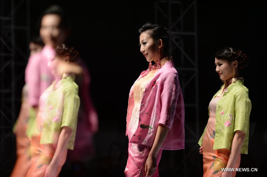 Photo taken on May 5 with multiple exposure camera settings shows models presenting fashion creations designed by Gao Lixin during the 2013 China (Qingdao) International Fashion Week in Qingdao, a coastal city in east China's Shandong Province, May 5, 2013. (Xinhua/Li Ziheng) 