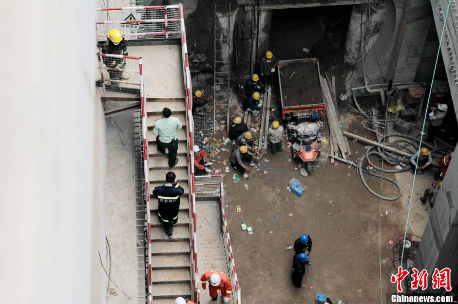 Rescuers work at the subway collapse  accident site in Xi'an City, capital of northwest China's Shaanxi Province, May 6, 2013. (Photo/CNS)