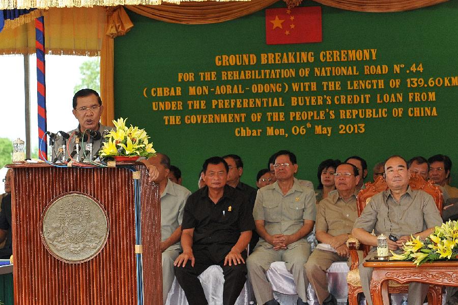 Cambodian Primie Minister Hun Sen (L) delivers a speech during the inauguration ceremony of a road construction project in western Kampong Speu province, Cambodia, May 6, 2013. Cambodian Prime Minister Hun Sen on Monday broke ground for the construction of a 140-kilometer stretch of the national road No. 44 under Chinese financial support. (Xinhua/Li Hong) 