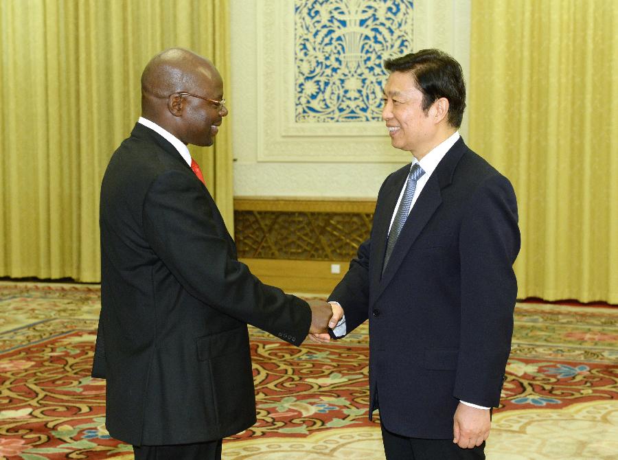 Chinese Vice President Li Yuanchao (R) shakes hands with Solly Mapaila, the second deputy general secretary of South African Communist Party, in Beijing, capital of China, May 6, 2013. Li met with a delegation of the South African Communist Party headed by Solly Mapaila here on Monday. (Xinhua/Ma Zhancheng) 