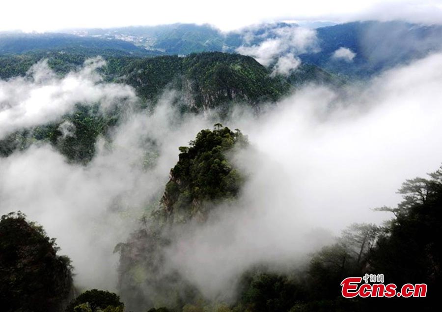 Photo taken on May 5, 2013 shows the amazing scenery of the Jinggang Mountains in Jiangxi Province. Located in the remote border region between Jiangxi and Hunan provinces, the Jinggang Mountains is a 4A tourist attraction. (CNS/Li Jianping)
