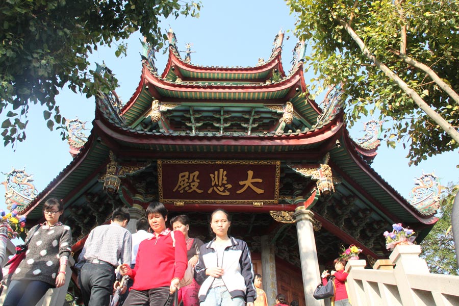 South Putuo Temple is adjacent to Xiamen University in the southeast of the city. Originally built in the Tang Dynasty (618-907), the temple was destroyed many times over the course of following dynasties. In the 23rd year of the Kangxi reign of the Qing Dynasty (1616-1912), it was once again rebuilt and given its present name. A statue of the Bodhisattva Guanyin, or Avalokitesvara, is enshrined in the temple, which receives an endless stream of worshippers and pilgrims throughout the year. (China.org.cn)