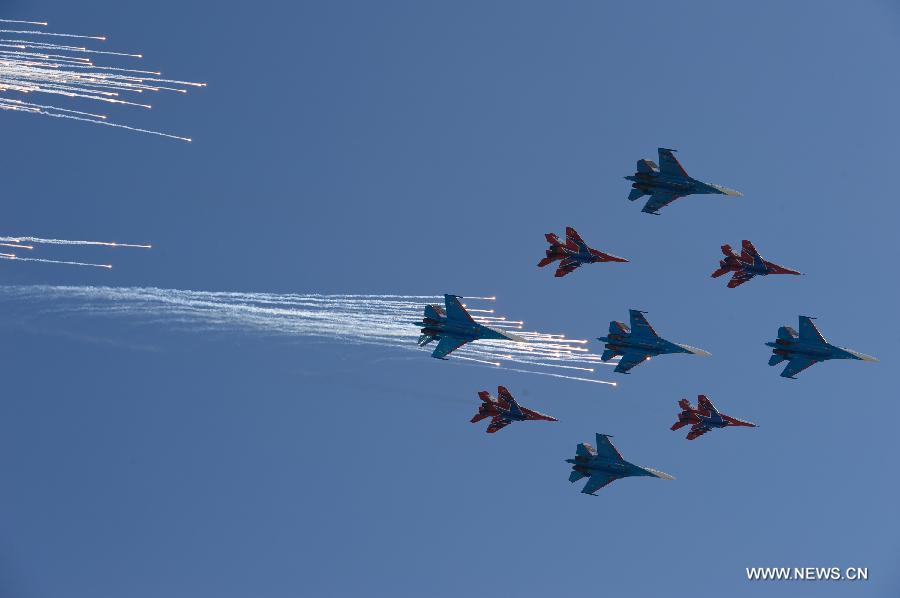 Su-27 and MIG-29 combat aircrafts take part in a Victory Day parade at the Red Square in Moscow, Russia, May 9, 2013. A grand parade was held on Thursday at the Red Square to mark the 68th anniversary of the Soviet Union's victory over Nazi Germany in the Great Patriotic War. (Xinhua/Jiang Kehong)