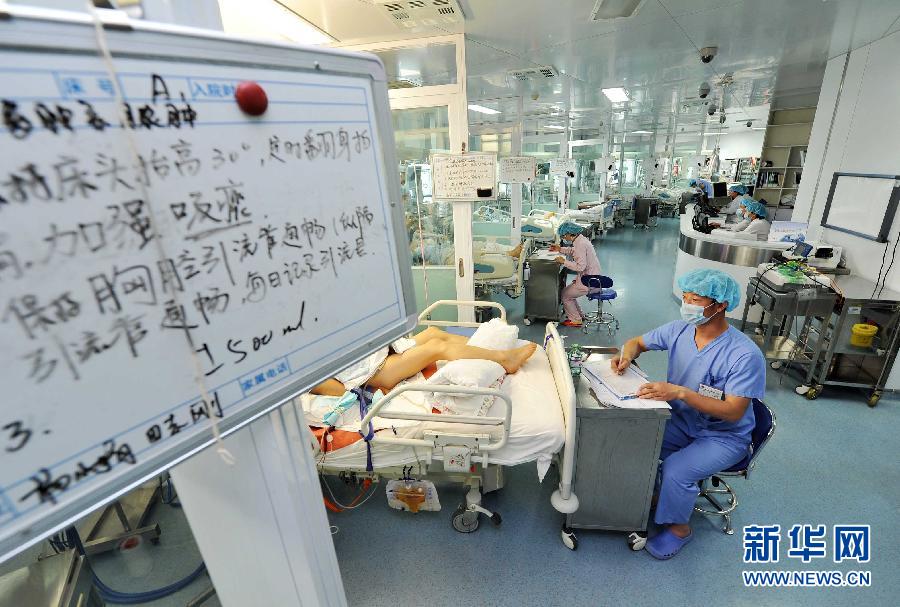Zeng Lei monitors a patient's status at the affiliated hospital of Ningxia Medical University in the Ningxia Hui autonomous region, April 8. (Photo/Xinhua)