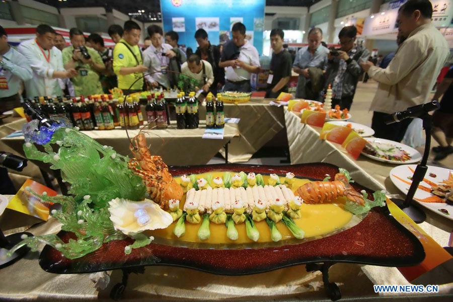 A dish is displayed during the 8th China (Beijing) Catering & Food Fair in Beijing, capital of China, May 9, 2013. (Xinhua)