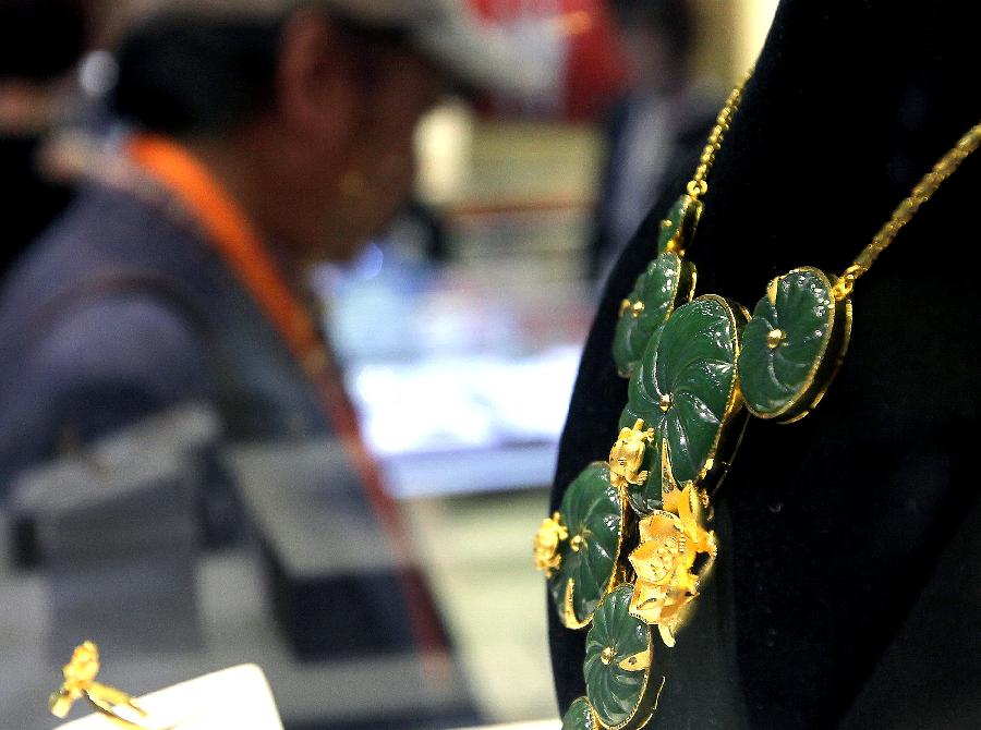 Photo taken on May 10, 2013 shows jewelry in the Jewelry Shanghai 2013 exhibition in Shanghai, east China. Exhibitors from 22 countries and regions took part in the event. (Xinhua/Chen Fei) 