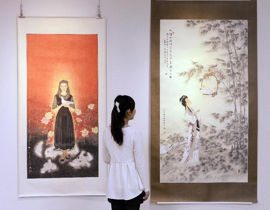 A visitor looks at paintings in the Yuan Xiang Traditional Chinese Realistic Painting Exhibition at the Ueno Royal Museum in Tokyo, Japan, May 10, 2013. Yuan Xiang brought more than 20 traditional Chinese realistic paintings to his exhibition at the Ueno Royal Museum. (Xinhua/Ma Ping)