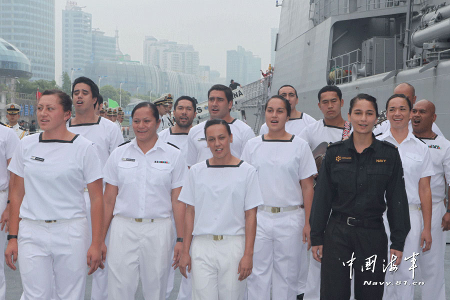 The picture shows that the sailors of the "Te Mana" frigate sing songs at the Yangtze River Dock.