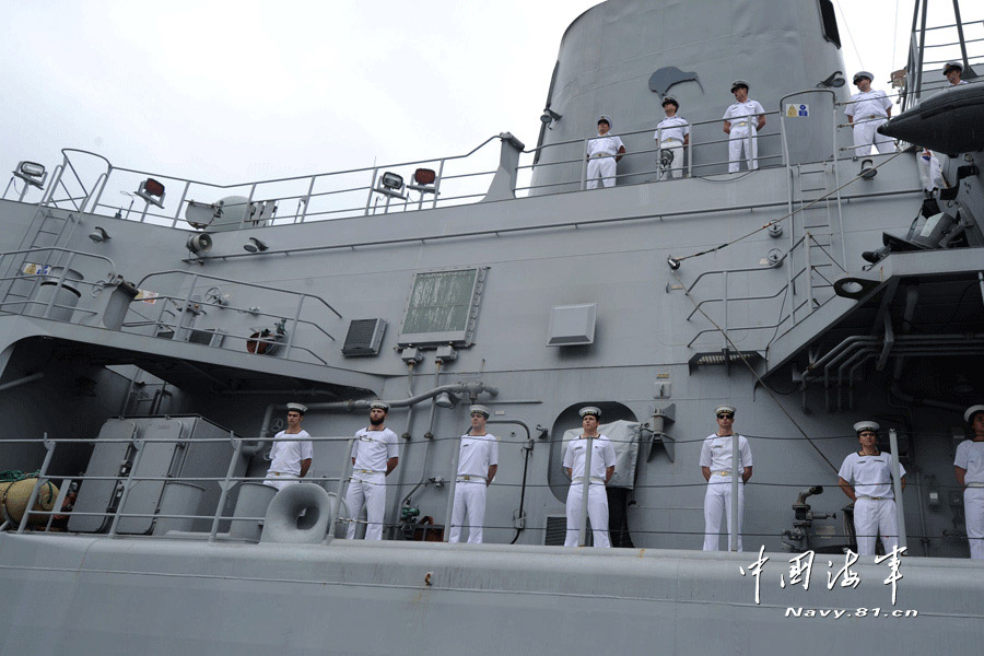 The picture shows that the New Zealand sailors line up on the deck of the "Te Mana" frigate.