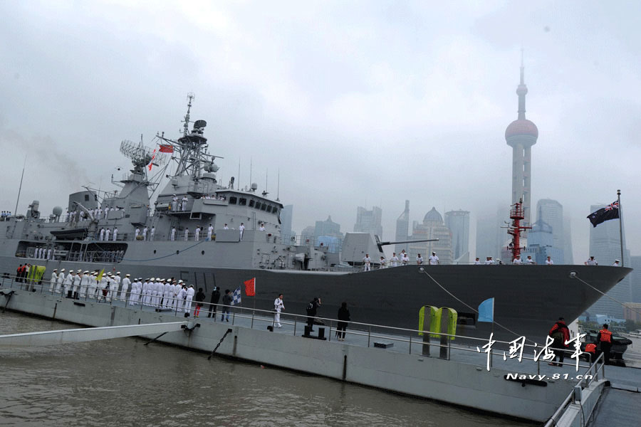 The picture shows that a maritime garrison command stationed in Shanghai under the Navy of the Chinese PLA holds a welcome ceremony for the "Te Mana" frigate at the Yangtze River Dock.