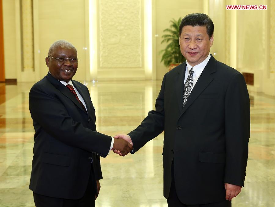 Chinese President Xi Jinping (R) meets with Mozambique President Armando Emilio Guebuza in Beijing, capital of China, May 13, 2013. (Xinhua/Pang Xinglei)