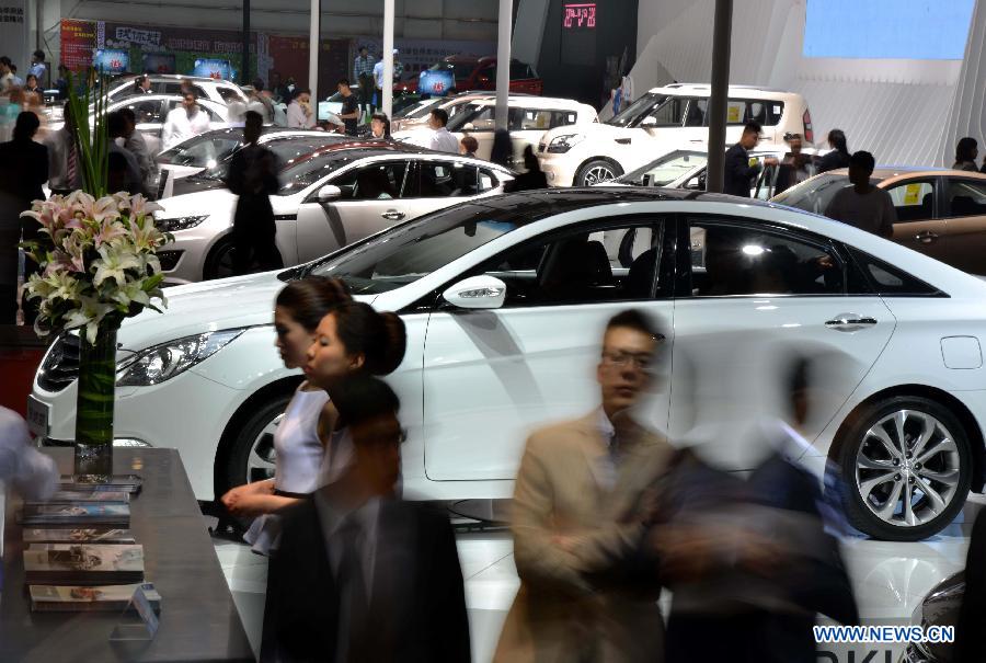 People visit the 2013 Qingdao International Auto Show in Qingdao, a coastal city in east China's Shandong Province, May 14, 2013. The six-day auto show kicked off on Tuesday. (Xinhua/Li Ziheng)
