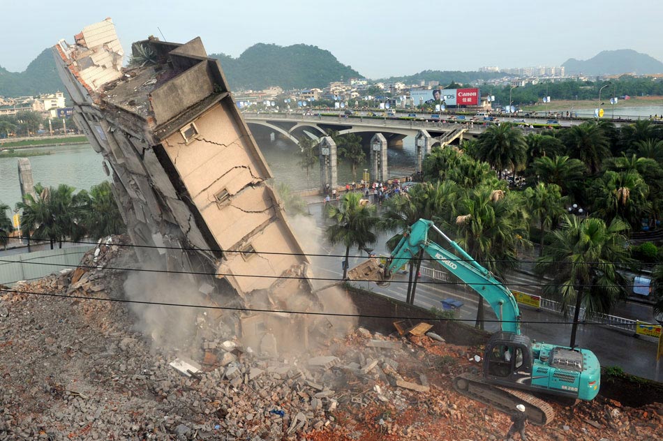 A photo taken on May 6 shows the collapse moment of a building in south China’s Guangxi, May 6, 2013. (Xinhua/Liang Minli)