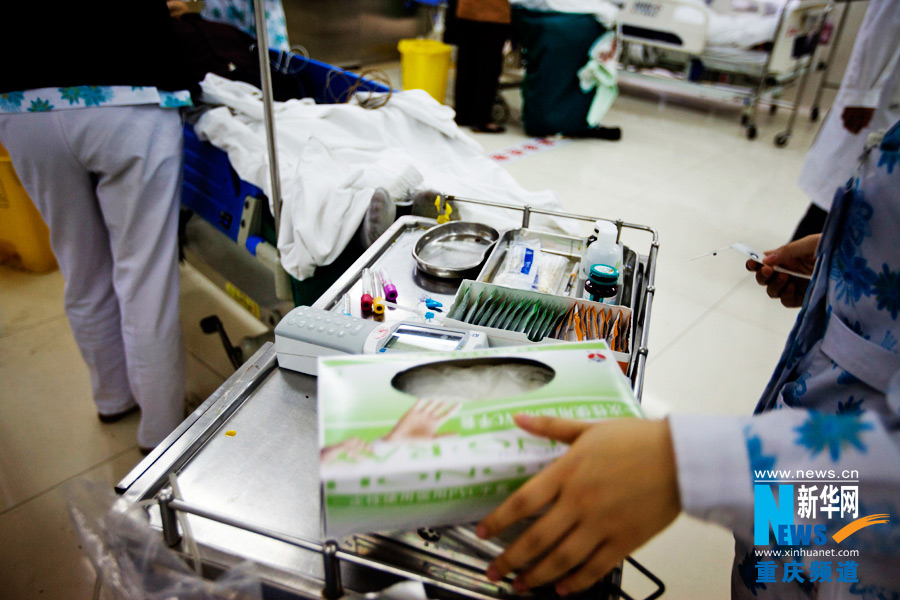 Nurses adjust equipment for emergency work.(Xinhua/Peng Bo)