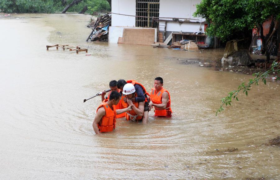 Villager Zheng Yanquan, 67, is evacuated from floods by rescuers in Zhengjia Village, Duchang County, Jiujiang City, in east China's Jiangxi Province, May 15, 2013. A heavy rainfall has started to hit Jiangxi since May 14, and affected over 259,000 people in the province. The continuous downpours have also caused high water levels of rivers. Local governments relocated 4,149 residents to avoid potential risks. (Xinhua/Fu Jianbin)