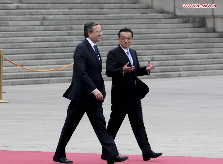 Chinese Premier Li Keqiang (R) talks to visiting Greek Prime Minister Antonis Samaras during a welcoming ceremony held before their talks in Beijing, capital of China, May 16, 2013. (Xinhua/Ding Lin) 