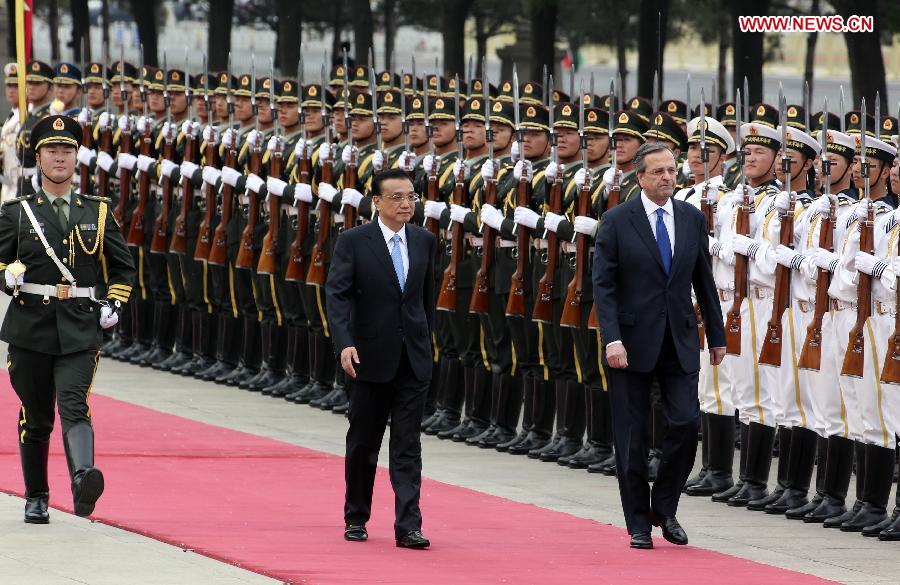 Chinese Premier Li Keqiang (C) and visiting Greek Prime Minister Antonis Samaras (R, front) inspect the guard of honor during a welcoming ceremony held before their talks in Beijing, capital of China, May 16, 2013. (Xinhua/Ding Lin) 