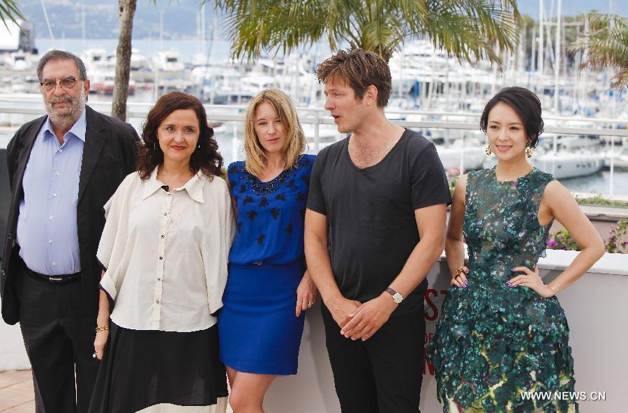 Chinese actress Zhang Ziyi (1st R), a jury member of Un Certain Regard, poses with the jury at a photocall at the 66th Cannes Film Festival in Cannes, southern France, May 16, 2013. (Xinhua/Zhou Lei) 