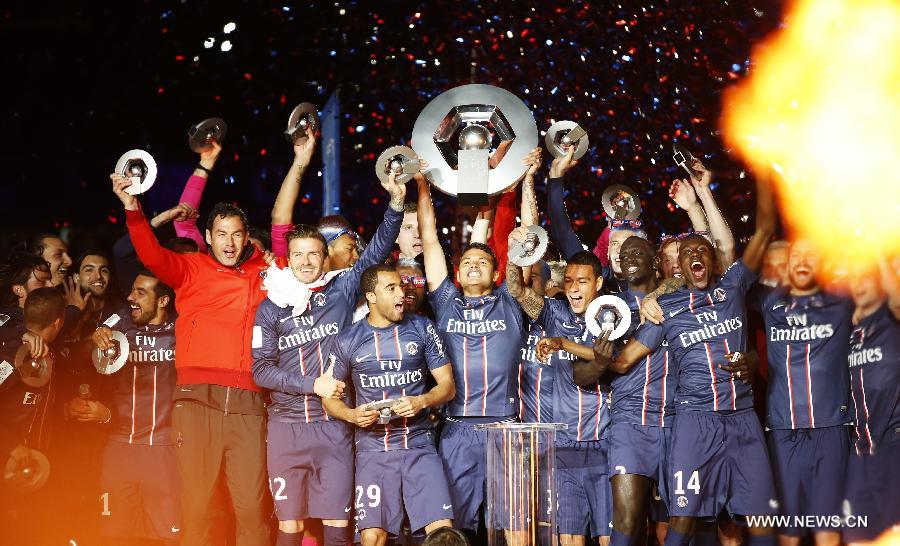 Paris Saint-Germain's English midfielder David Beckham(2nd L front) celebrates with teammates during the celebration for winning the French League 1 title after the League 1 football match between Paris St Germain and Brest at Parc des Princes stadium in Paris on May 18, 2013.(Xinhua/Wang Lili)
