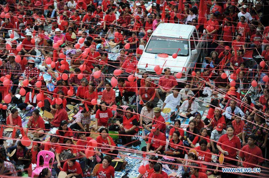 Thousands of supporters of the United Front for Democracy against the Dictatorship (UDD), or the Red shirts, rally to commemorate the third anniversary of the military crackdown on the anti-government protesters in the main shopping district of Bangkok, capital of Thailand, May 19, 2013. (Xinhua/Gao Jianjun)