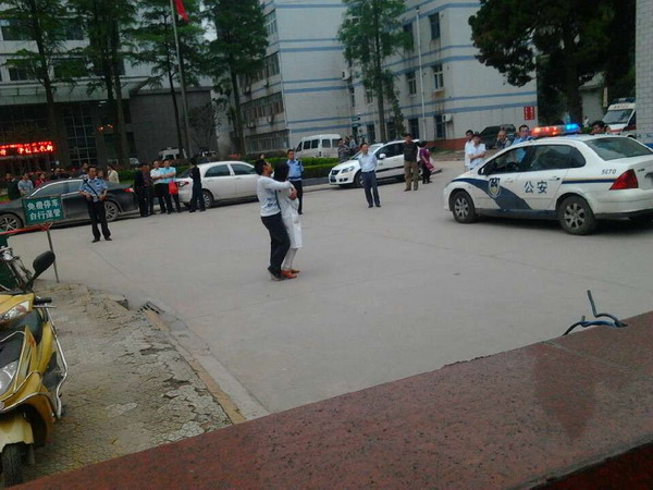A man holds a doctor hostage for more than one hour at the No 9 hospital in Wuhan, Central China's Hubei province, May 18. The incident occurred after Chen, an 18-year-old college freshman, knocked down an elderly woman with his bike on Saturday afternoon. The woman's family and Chen failed to come to agreement on medical fees. Police arrested Chen during a negotiation. Chen confessed to his crime later.[Photo provided to China Daily]