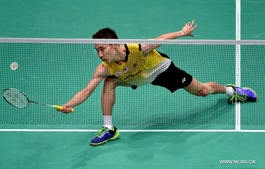 Lee Chong Wei (R) of Malaysia hits a return against Yang Chih Hsun of Chinese Taipei during their match at the 2013 Sudirman Cup world mixed team badminton championship in Kuala Lumpur, Malaysia, on May 19, 2013. Lee won 2-0. (Xinhua/Chen Xiaowei) 
