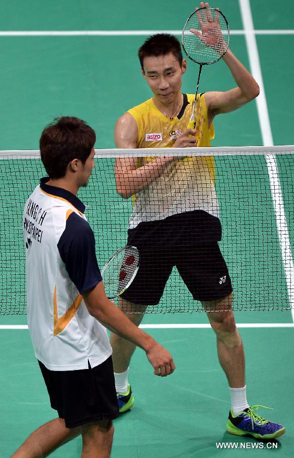 Lee Chong Wei (R) of Malaysia greets Yang Chih Hsun of Chinese Taipei after their match at the 2013 Sudirman Cup world mixed team badminton championship in Kuala Lumpur, Malaysia, on May 19, 2013. Lee won 2-0. (Xinhua/Chen Xiaowei)