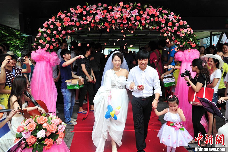 Couples walk on the red carpet. (CNS/Chen Wen)