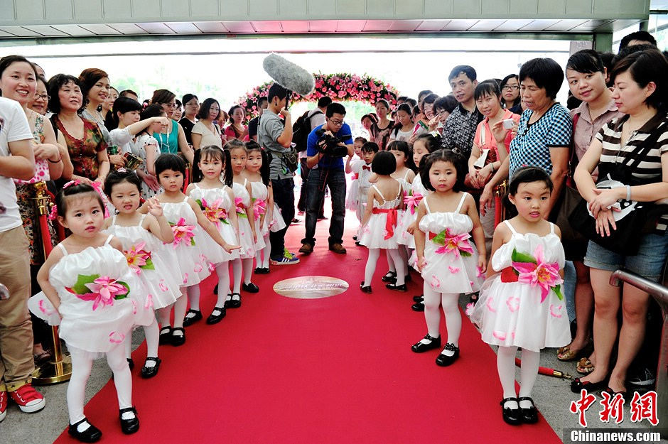Flower boys and girls walk on the red carpet.(CNS/Chen Wen)