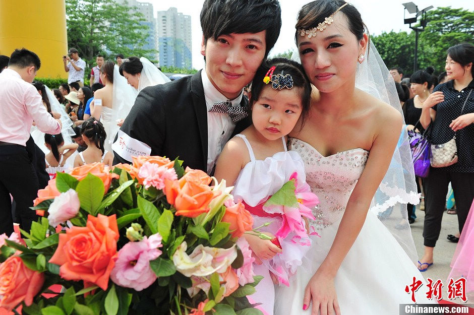 20 couples take subway to a collective wedding organized in Holiday Plaza in Shenzhen on May 19, 2013. Many citizens witness the happy moment. (CNS/Chen Wen)