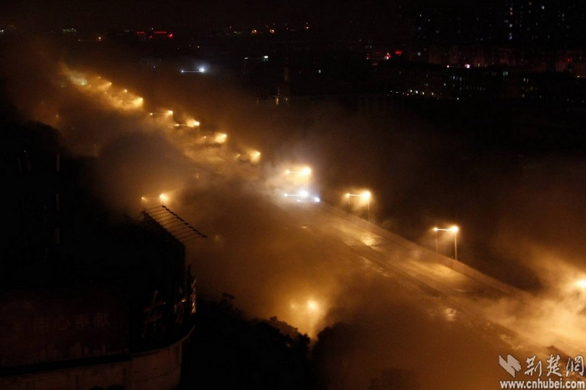 After being in operation for 16 years, a 3.5km viaduct was demolished in Wuhan, capital of Central China's Hubei province, on Saturday night, May 18,2013. (Source: cnhubei.com)
