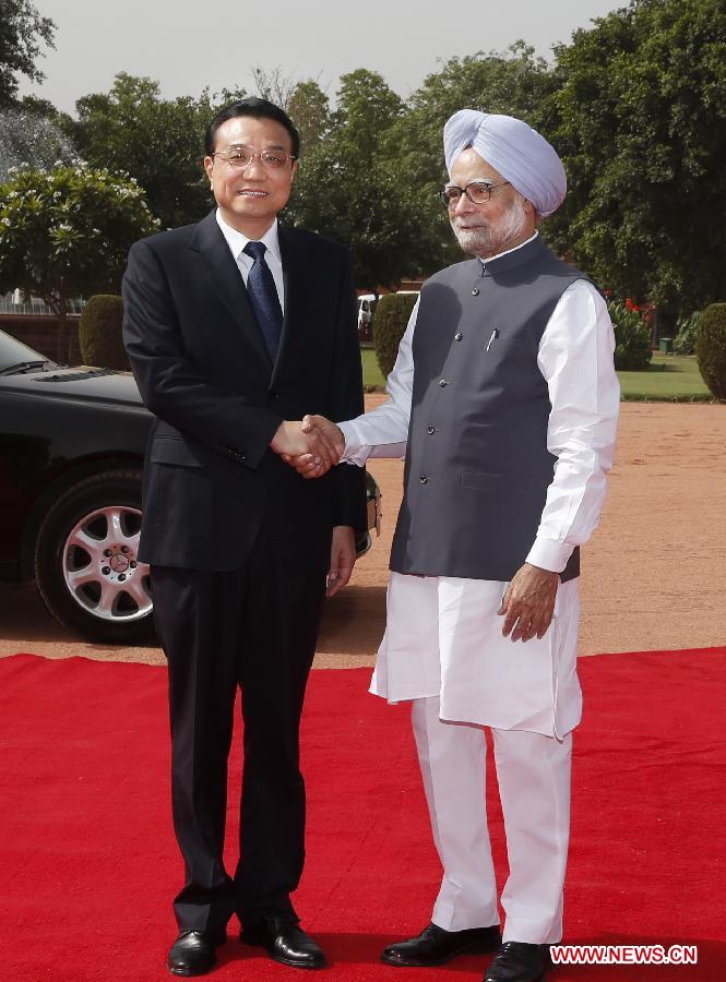 Chinese Premier Li Keqiang (L) shakes hands with Indian Prime Minister Manmohan Singh during a welcome ceremony held by Singh in New Delhi, India, May 20, 2013. (Xinhua/Ju Peng)