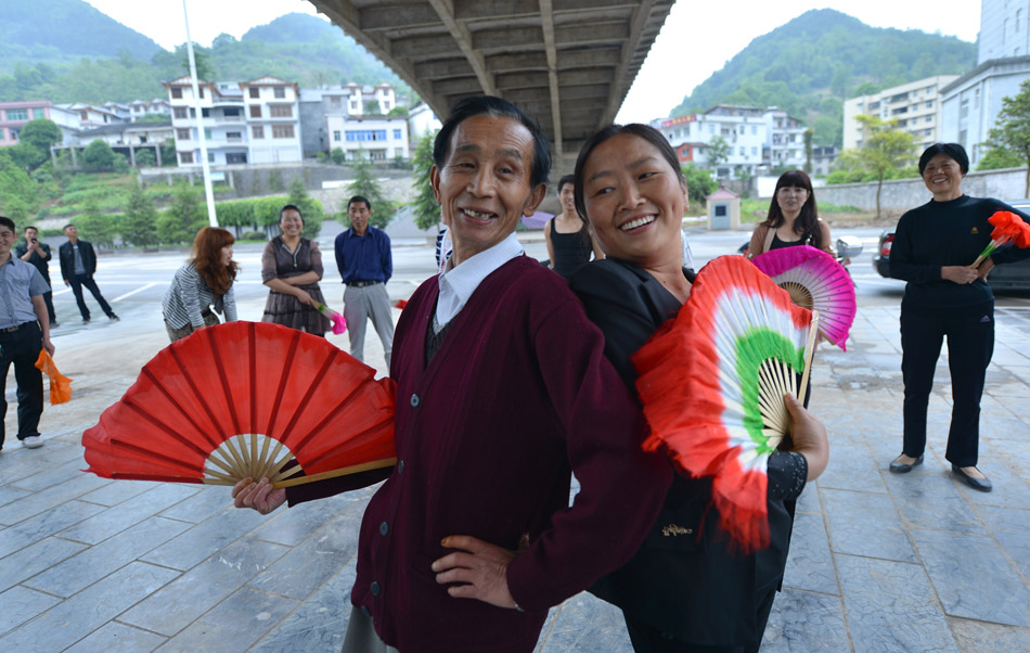Without a fixed rehearsal place, Dong Xinglin (left) performs "Xuan-en" dance, a traditional Tujia dance under an overpass in Enshi of Hubei. Dong, 77, was named the inheritor of "Xuan-en" dance, one of the provincial intangible cultural heritages. (Xinhua/Song Wen)