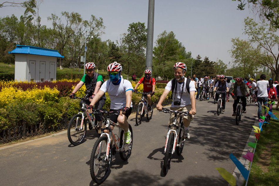 A "Climate Race," aiming to raise awareness of modern urban green lifestyles, begins in Yanqing County, Beijing, on Sunday, May 19, 2013. Yanqing wants to become the "No. 1 county for bicycling in China." Wide bike lanes and a beautiful landscape near the Great Wall make the county the ideal place for biking. [Photo: CRIENGLISH.com/ Cui Chaoqun]