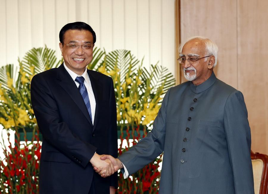 Chinese Premier Li Keqiang (L) meets with Hamid Ansari, India's Vice President and Chairman of Rajya Sabha (the Upper House) of India's Parliament, in New Delhi, India, May 20, 2013. (Xinhua/Ju Peng)